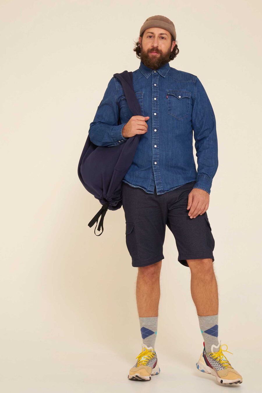 Rucksack und Pullover