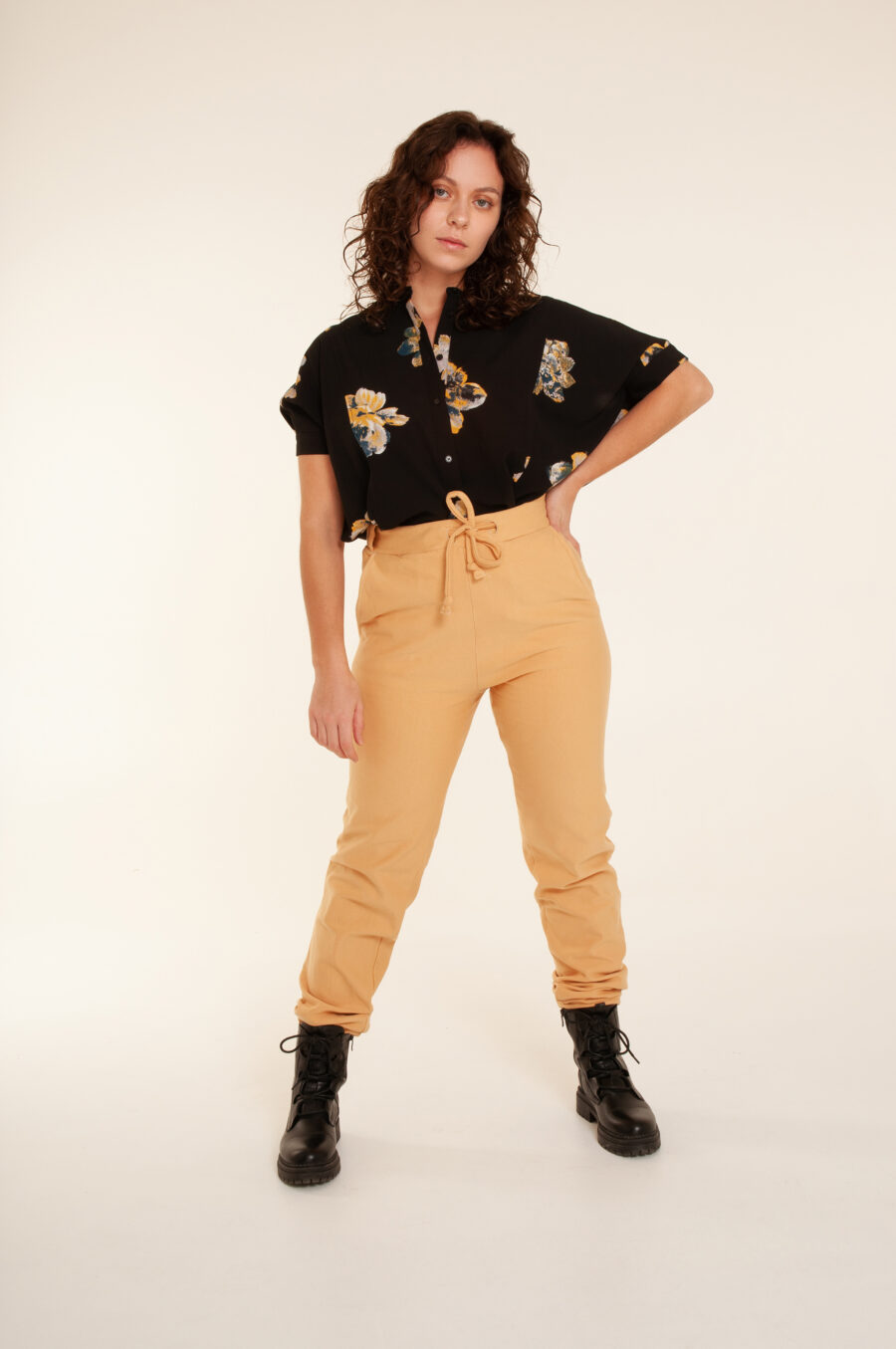 bequeme jogginghose frauen in farbe honig