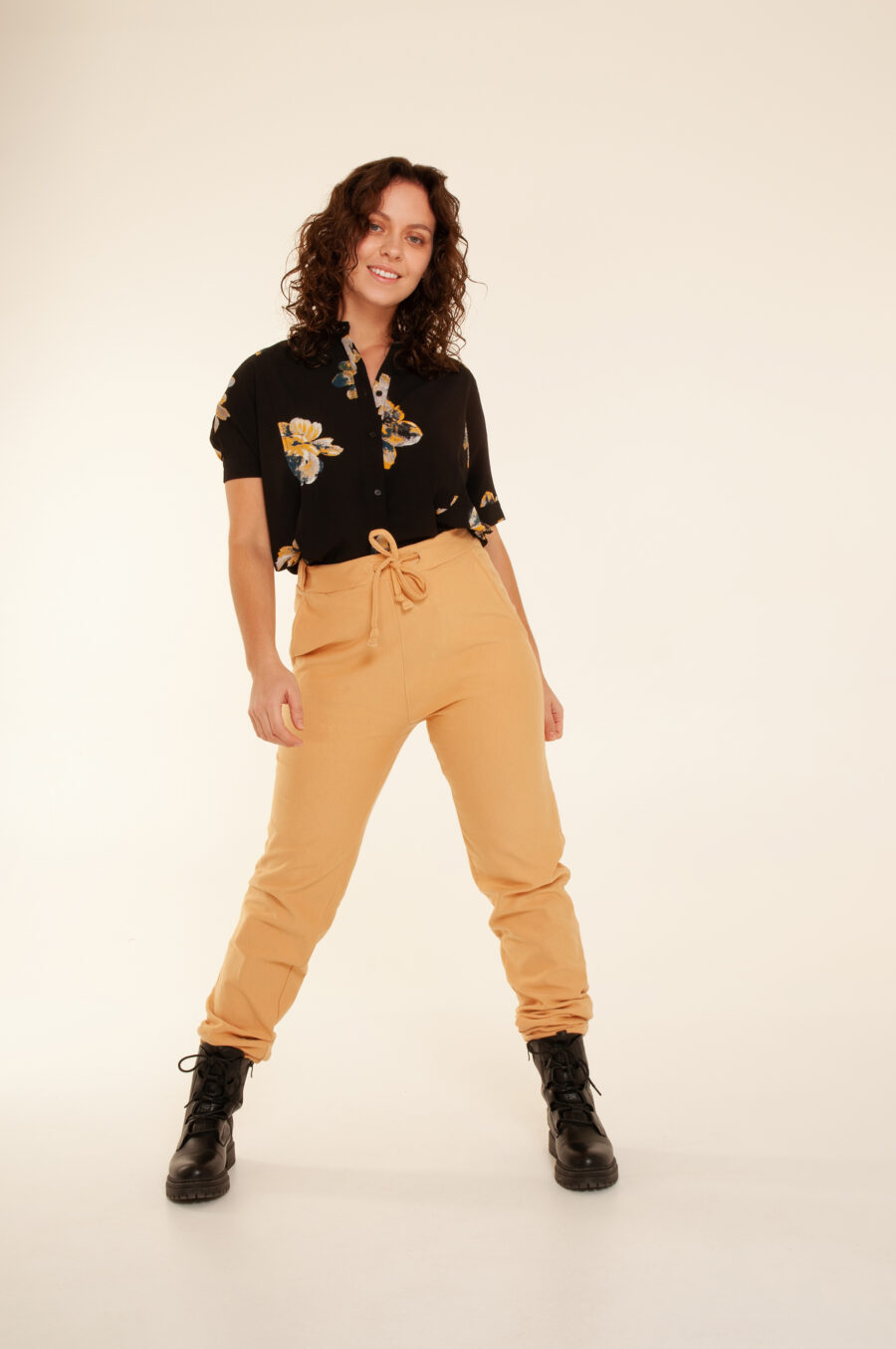 bequeme jogginghose frauen in farbe honig